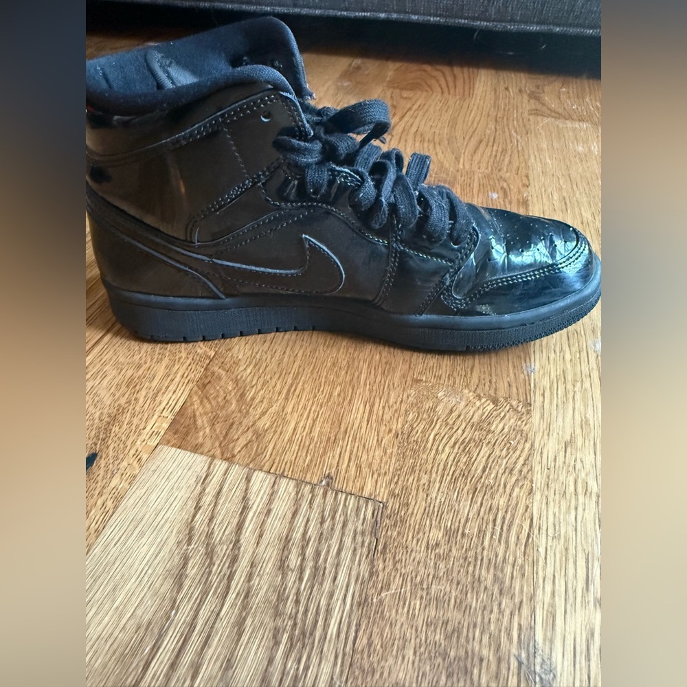Nike. Air Jordan 1 Mid Patent SE 'Triple Black'. Size 8.5. - Picture 3 of 11